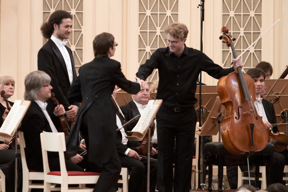 Julian Steckel (cello, Germany) greets the orchestra
